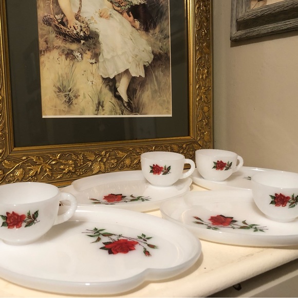 7568 Mid Century VTG 50's Federal Glass Milkglass Red Rose Snack Plates & Cups - Picture 15 of 16